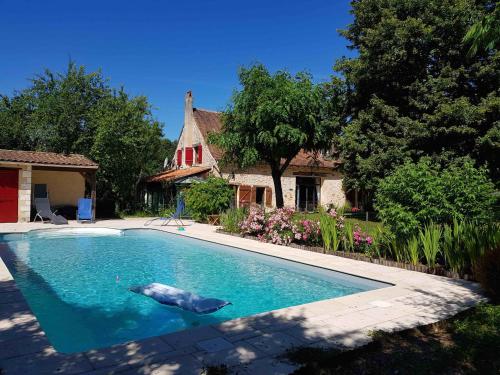 - une piscine avec un dauphin dans l'eau dans l'établissement la grange de pyraine, à Issac
