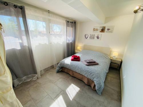 - une chambre avec un lit et une grande fenêtre dans l'établissement Appartement Sol y Mar, à Saint-Aygulf