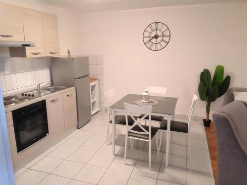 Kuchyňa alebo kuchynka v ubytovaní Apartman MIX Zagreb - Maksimir, KBC Rebro, free parking