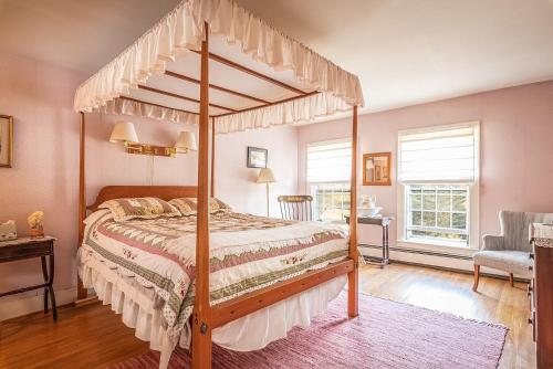 a bedroom with a canopy bed in a room at Franklyn Farm Inn in Chester