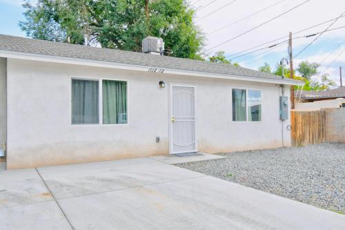 uma casa branca com uma porta e uma entrada em NEWLY RENOVATED home located in the heart of ABQ em Albuquerque