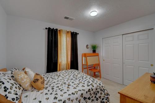 1 dormitorio con cama y puerta blanca en NEWLY RENOVATED home located in the heart of ABQ, en Albuquerque