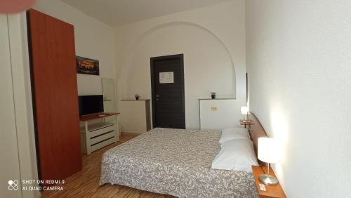 A bed or beds in a room at Fontanarossa Airport Apartment