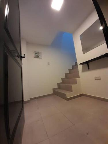 eine Treppe in einem Gebäude mit Treppenaufgang in der Unterkunft Hermoso monoambiente con cochera in San Fernando del Valle de Catamarca