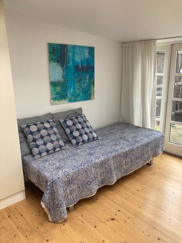1 dormitorio con 1 cama en una habitación en Charmerende byhus i Præstø centrum en Præstø