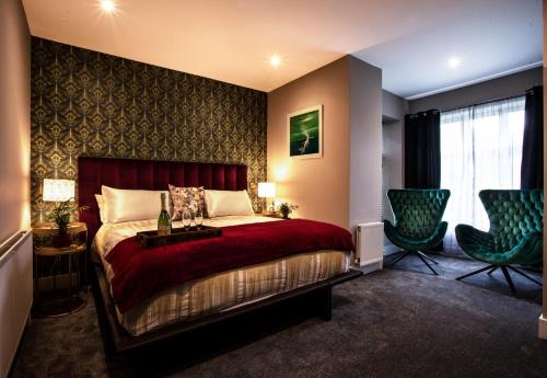 una camera con letto rosso e sedia di Broomhill Estate Boutique Art Hotel a Barnstaple