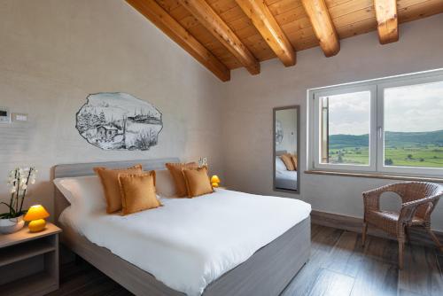 a bedroom with a large white bed and a window at Sporting Hotel San Felice in Illasi