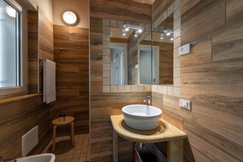 a bathroom with a sink and a mirror at Sporting Hotel San Felice in Illasi
