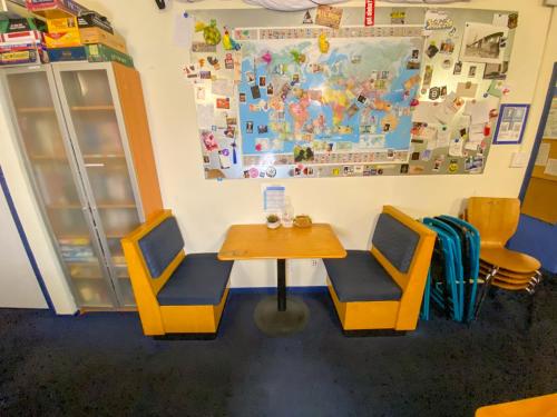 two chairs and a table in a room at ITH San Francisco Pacific Tradewinds Backpacker Hostel in San Francisco