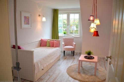 1 dormitorio con 1 cama, 1 silla y 1 mesa en Dreamhus Wyk, en Wyk auf Föhr