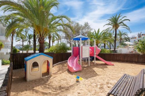 Детская игровая зона в Puerto Azul Suite Hotel