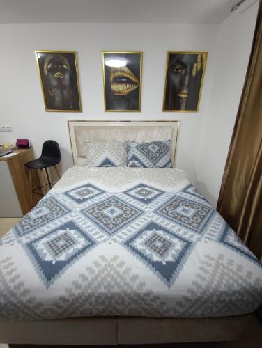 Una cama o camas en una habitación de Identity By Nights & Smiles