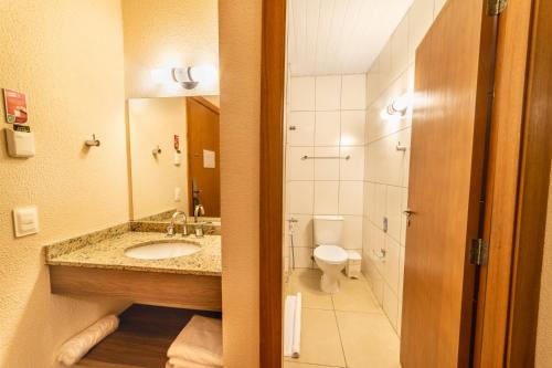 un baño con lavabo e inodoro en Hotel 10 São Leopoldo, en São Leopoldo