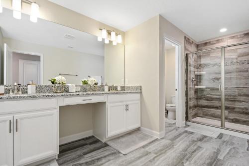 A bathroom at 5Br 5Bath Pvt Home BBQ Pool 10min Disney 3077ft