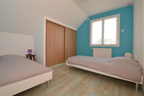 um quarto com 2 camas e uma janela em Ma Deuxieme Maison en Champagne à ECURY SUR COOLE em Écury-sur-Coole