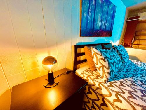 1 dormitorio con 1 cama con lámpara en una mesa en CASITA CON ENCANTO en la SIERRA DE GREDOS, CANDELEDA, en Candeleda
