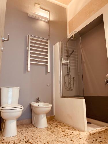 a bathroom with a toilet and a shower at Il giardino di Iole Via Giovanni Amendola n36 in Sassari
