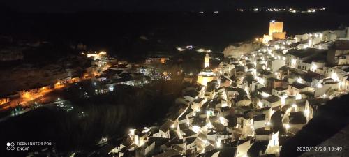 Ein allgemeiner Blick auf Alcalá del Júcar oder ein Stadtblick von der Ferienwohnung aus