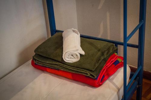 a shelf with towels on top of it at Varanda Hostel E Galeria De Arte in Ouro Preto