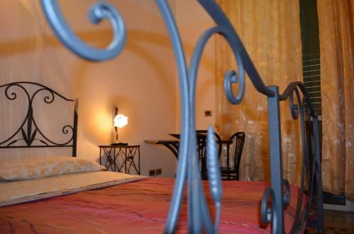 una camera con letto e tavolo con lampada di Al Duomo a Reggio di Calabria