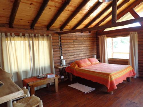 Ένα ή περισσότερα κρεβάτια σε δωμάτιο στο Cabañas de la Ribera