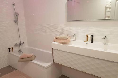 Ett badrum på Villa les Lutins