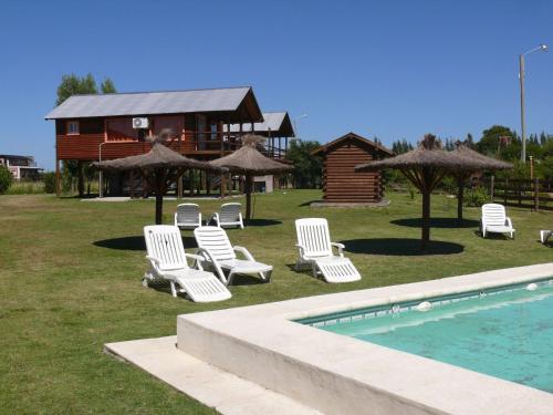 Πισίνα στο ή κοντά στο Cabañas de la Ribera