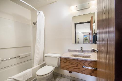 Kamar mandi di Americas Best Value Inn & Suites Harrisonville