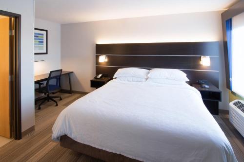 Katil atau katil-katil dalam bilik di Holiday Inn Express & Suites - Worthington by IHG