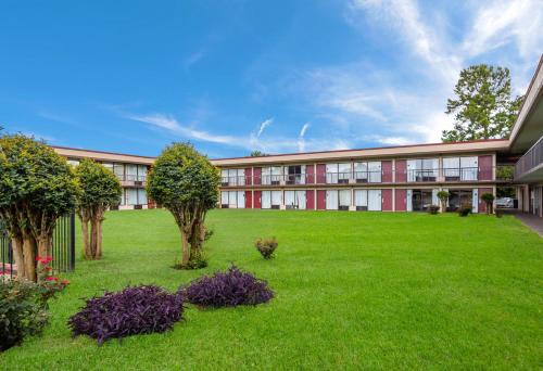 an exterior view of a building with a green yard at Horizon Inn & Suites in Anderson