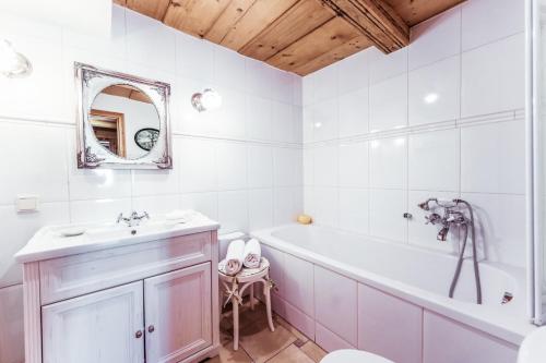 uma casa de banho branca com uma banheira e um lavatório em Haus zur alten Bimmelbahn em Kurort Jonsdorf