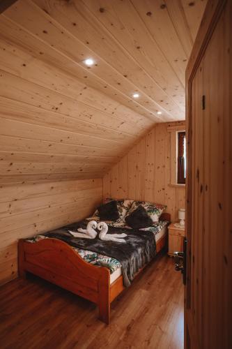 a bedroom with a bed in a log cabin at Domek w Korycie -Apartament 5-7 osobowy, Apartament 2 osobowy in Koniaków