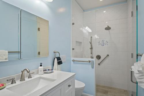 Ένα μπάνιο στο @ Marbella Lane - Oceanfront w/ unobstructed views!!
