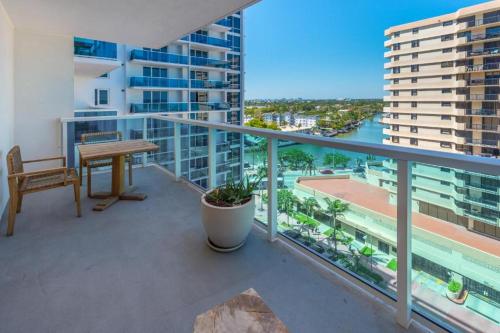 Μπαλκόνι ή βεράντα στο 1 Hotel & Homes Miami Beach Oceanfront Residence Suites By Joe Semary