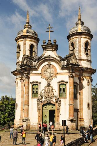 a group of people standing in front of a church at Varanda Pouso e Arte in Ouro Preto