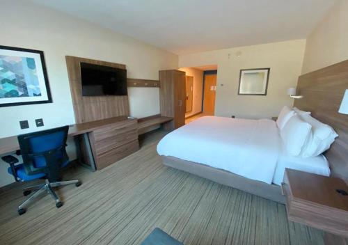 a hotel room with a bed and a desk and a computer at Holiday Inn Express Hotel & Suites CD. Juarez - Las Misiones by IHG in Ciudad Juárez