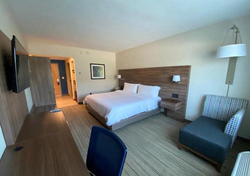 Tempat tidur dalam kamar di Holiday Inn Express Hotel & Suites CD. Juarez - Las Misiones, an IHG Hotel