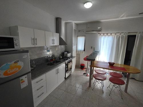 a kitchen with a wooden table and a counter top at Costa Bonita in Colón