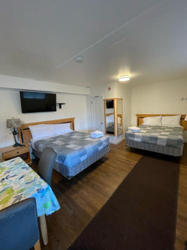 Posteľ alebo postele v izbe v ubytovaní Sunset Motel