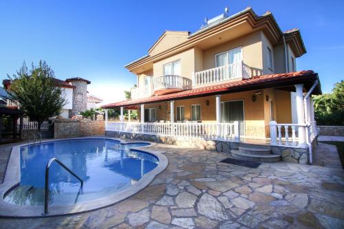 The swimming pool at or close to Villa Etki