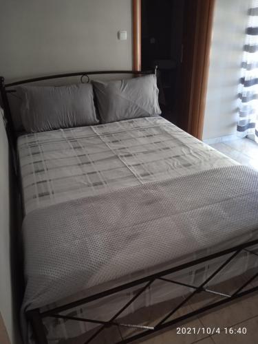 een leeg bed in een kamer met bij Apartment ARION 2 in Larisa
