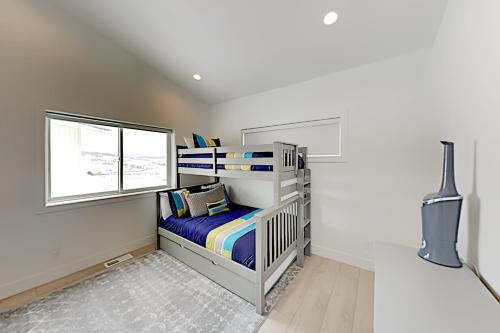 מיטה או מיטות קומותיים בחדר ב-Sunlight cottage