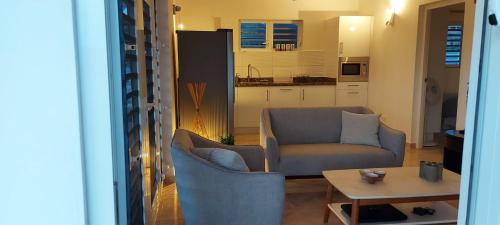a living room with two chairs and a table at Kas Trupial in Willemstad