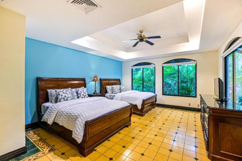 1 dormitorio con 2 camas y ventilador de techo en Los Suenos Resort Casa Patron by Stay in CR, en Herradura