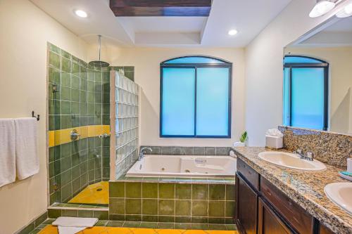 y baño con 2 lavabos, bañera y ducha. en Los Suenos Resort Casa Patron by Stay in CR, en Herradura