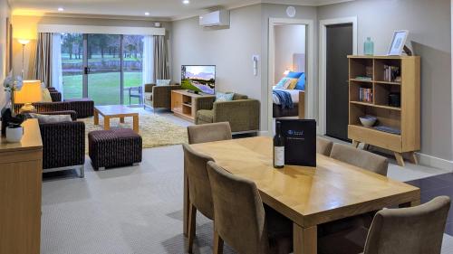 Gallery image of Jewel in the Crowne in Lovedale