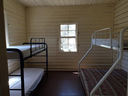 سرير بطابقين أو أسرّة بطابقين في غرفة في Little Styx River Cabins - The Possum