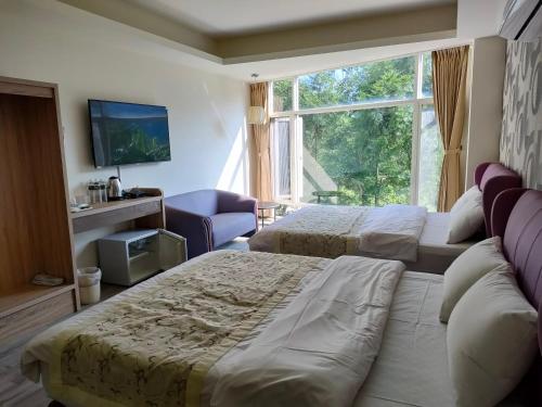 南庄的住宿－百合山莊，酒店客房设有两张床和窗户。