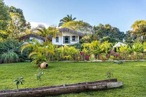 a house in a field with a yard at Vila Rudá Trancoso in Trancoso