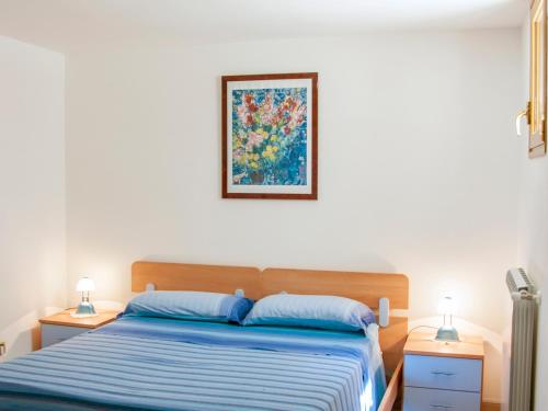 1 dormitorio con 1 cama y una pintura en la pared en B&B La Spiaggetta, en Santa Maria al Bagno